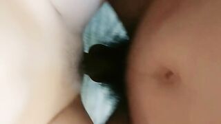 Mignonne petite sœur ! Un partenaire sexuel à la peau claire baise ! La grosse bite se frotte contre la chatte tendre, puis s'enfonce et baise fort, en tenant le cul et en entrant par derrière, l'impact et la baise sont si confortables