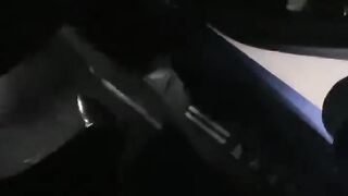 Una pareja joven, una chica de ojos grandes, trabaja duro en el coche, hace garganta profunda y se masturba, tiene un culo grande y gordo con medias negras, se folla el coño muy gruesamente sin condón, hace garganta profunda y se corre en la boca, para lu