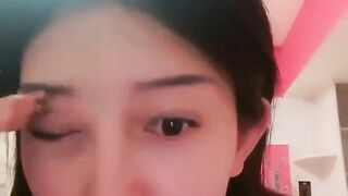 平胸界的天花板，【00小馒头】，明星脸~神似女星江疏影~特写掰逼，抠穴自慰，湿润的蝴蝶逼