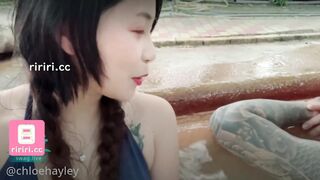 Yiyi/chloehayley 【イーイーの温泉旅行！ 】Dazhongchiが大胆に写真を撮り、会話を始めます！公衆トイレでの潮吹きと震え