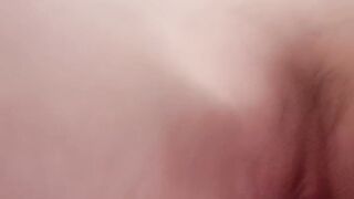 A beldade muito sexy de Yaoyao mostrou o rosto durante todo o processo e transou com o irmão no hotel. Ela fez sons obscenos e deu 69 boquetes enquanto lambia o pau grande. Ela a fodeu da cama até a banheira e depois até a janela .