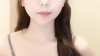 ความงามเล็กๆ น้อยๆ สุดเซ็กซี่โชว์ใบหน้าของเธอและมีเขา เธอช่วยตัวเองและรอโต้งของพี่ชาย เธอเลียหีของเธอเบา ๆ และใช้ความคิดริเริ่มที่จะขึ้นไปบนตัวเธอ เธอกดเธอบนโซฟาและ fucks เขา ครางและครวญคราง .