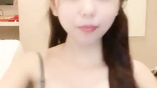 ความงามเล็กๆ น้อยๆ สุดเซ็กซี่โชว์ใบหน้าของเธอและมีเขา เธอช่วยตัวเองและรอโต้งของพี่ชาย เธอเลียหีของเธอเบา ๆ และใช้ความคิดริเริ่มที่จะขึ้นไปบนตัวเธอ เธอกดเธอบนโซฟาและ fucks เขา ครางและครวญคราง .