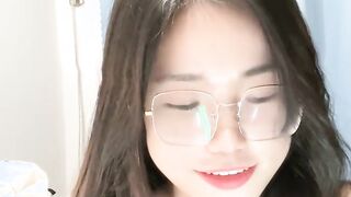 性感尤物！眼镜美女！毛毛杂乱骚逼，穿上性感黑丝，大黑牛震穴，开大档位，极度淫骚