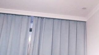 情趣丝袜高跟诱惑小骚妹跟小哥激情啪啪，无毛骚穴很性感，让小哥压在身下爆草抽插，浪叫呻吟表情好骚真刺激