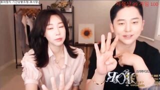 我最喜欢的日韩情侣自拍第17弹 帅气主播与极品美女裸播，接吻，吃奶，抠逼，喘息，女主又纯又骚！