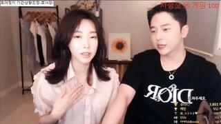 我最喜欢的日韩情侣自拍第17弹 帅气主播与极品美女裸播，接吻，吃奶，抠逼，喘息，女主又纯又骚！