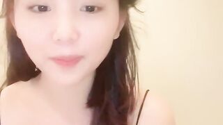 Kakak yang pendiam, berkelakuan baik dan cantik! Badan yang kecil molek itu sangat tahan lasak! Ambil inisiatif untuk duduk di badan dan tembus dalam-dalam, baring di sofa untuk menyampaikan, pegang pinggang dan kemudian persetubuhan dengan kuat.