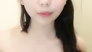 文静乖巧漂亮妹妹！娇小身材非常耐操！沙发上骑乘细腰扭动，抓着奶子后入，压在身上爆插