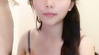 文静乖巧漂亮妹妹！娇小身材非常耐操！沙发上骑乘细腰扭动，抓着奶子后入，压在身上爆插