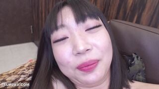 FC2-PPV-3840506 【無修正】目が大きくお人形さんみたいにカワイイ大学生カフェ店員。年齢差40以上のキモオヤジにやりたい放題突かれ臭い精子をたっぷり中出し。