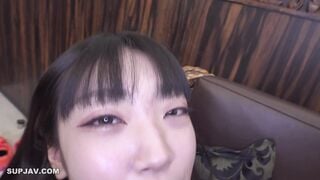 FC2-PPV-3840506 【無修正】目が大きくお人形さんみたいにカワイイ大学生カフェ店員。年齢差40以上のキモオヤジにやりたい放題突かれ臭い精子をたっぷり中出し。