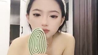 Saya mempunyai teman lelaki yang kurang ajar dan sukar untuk tidak disentuh. Mereka menjilat satu sama lain 69 di dalam bilik tidur dan disetubuhi dari belakang dengan blowjob. Abalon asal hampir disentuh.