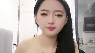 Saya mempunyai teman lelaki yang kurang ajar dan sukar untuk tidak disentuh. Mereka menjilat satu sama lain 69 di dalam bilik tidur dan disetubuhi dari belakang dengan blowjob. Abalon asal hampir disentuh.