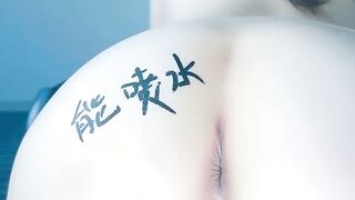 极品嫩逼小屁股撅着让大哥镜头前玩弄，给狼友展示绝活道具双插蹂躏，浪叫呻吟不止逼逼会喷浓精精彩又刺激