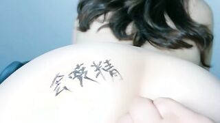 极品少女撅着屁股让大哥在镜头前玩弄，淫声荡语道具爆菊花，道具抽插骚穴这逼逼也会喷精，精彩又刺激别错过