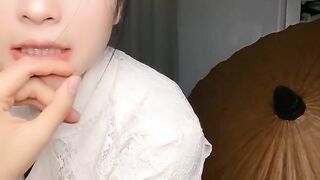 极品尤物气质女神！白色旗袍古典风！美臀超粉嫩穴，脱光光扭腰热舞，假屌插穴，让人欲罢不能