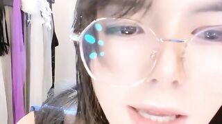 极品尤物眼镜女神！小尺度诱惑秀！口塞乳夹，舔弄深喉假屌，跳蛋塞穴多毛骚逼，性感黑丝美腿