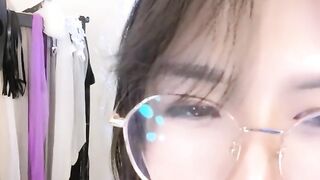 极品尤物眼镜女神！小尺度诱惑秀！口塞乳夹，舔弄深喉假屌，跳蛋塞穴多毛骚逼，性感黑丝美腿