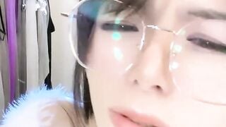 极品尤物眼镜女神！小尺度诱惑秀！口塞乳夹，舔弄深喉假屌，跳蛋塞穴多毛骚逼，性感黑丝美腿