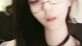极品尤物眼镜美少女！链子项圈情趣装！超嫩多毛粉穴好多水，往上视角后入抽插，操的爽喊爸爸