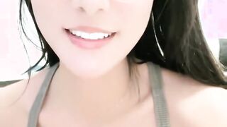 极品尤物网红女神！性感极品美腿！大黑牛自慰，翘起双腿震动，低低呻吟好爽，搔首弄姿