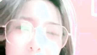 极品尤物网红女神！性感极品美腿！大黑牛自慰，翘起双腿震动，低低呻吟好爽，搔首弄姿