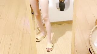 极品尤物网红小姐姐！新人下海收费房！娇小身材贫乳细腿，蝴蝶美穴特写，掰开紧致小穴