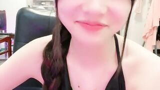 极品尤物美女！外表甜美性感！大尺度自慰，跳蛋假屌双管齐下，椅子上骑坐深插，高潮出水爽翻