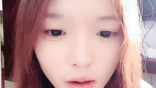 极品尤物超嫩美少女！带新人闺蜜一起下海！娇小身材坚挺奶子，脱光光穿黑丝，粗大假屌磨蹭嫩穴