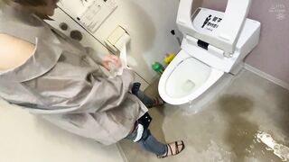SUN-094 立ちション女子散歩 スレンダー美女が立ったままこっそり野ション出来る…