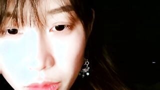 气质大红唇新人美女！应要求小秀一波！黑丝美腿丁字裤，撩起裙子扭腰摆臀，骚穴特写极度诱惑