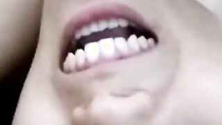 淫妻盛宴当有点m的小娇妻遇上特别会说骚话的大屌单男，被按在落地窗前享受着对面办公楼以及楼下行人的视奸 各种姿势达到高潮
