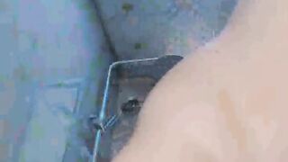 淫荡娇娃超骚全程露脸带哥眼镜激情大秀，听狼友指挥各种展示，揉奶玩逼道具抽插洗澡诱惑，高潮不断流水不止