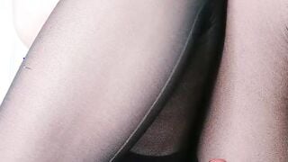 淫荡眼镜小骚货！一线天无毛馒头B！黑丝美腿足交，假屌套上丝袜插穴，往逼里塞橘子，高潮出水