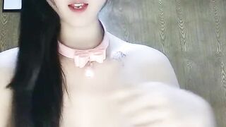 清纯系呆萌美少女！年纪不大超会玩！带上项圈道具自慰，假屌磨蹭骚逼，跳蛋塞入掰穴尿尿