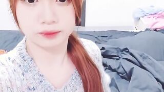 清纯系天花板！呆萌美少女颜宝！小美女很会玩，白嫩美乳超嫩粉穴，道具插穴舔奶子，娇滴滴表情