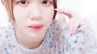清纯系天花板！呆萌美少女颜宝！小美女很会玩，白嫩美乳超嫩粉穴，道具插穴舔奶子，娇滴滴表情