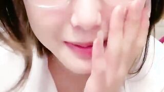 清纯系天花板！极品尤物美少女！黑框眼镜卡哇伊，难得收费房，脱光光掰嫩穴，背身极品美臀