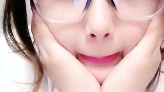 清纯系天花板！极品尤物美少女！黑框眼镜卡哇伊，难得收费房，脱光光掰嫩穴，背身极品美臀