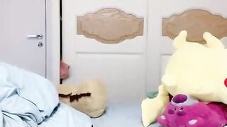清纯系天花板！极品尤物美少女！黑框眼镜卡哇伊，难得收费房，脱光光掰嫩穴，背身极品美臀