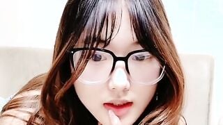 清纯系天花板！眼镜乖巧妹妹！带新人闺蜜下海，先看看骚逼，贫乳奶子，脱光光自摸嫩穴