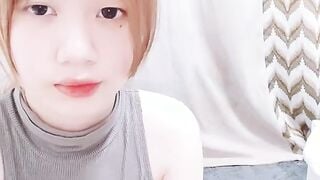 清纯系天花板！颜值美少女颜宝！漂亮闺蜜一起秀，性感吊带包臀裙，美乳嫩穴假屌互插，极度诱惑