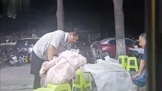 热心市民偷拍湖北街头捡尸事件大爷和中年眼镜男路边大排档捡尸醉酒女咸猪手摸逼揉胸