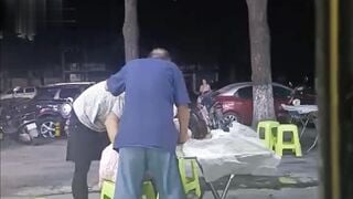 热心市民偷拍湖北街头捡尸事件大爷和中年眼镜男路边大排档捡尸醉酒女咸猪手摸逼揉胸
