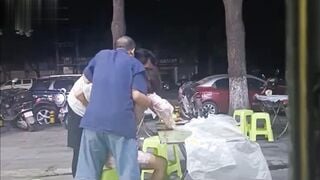 热心市民偷拍湖北街头捡尸事件大爷和中年眼镜男路边大排档捡尸醉酒女咸猪手摸逼揉胸