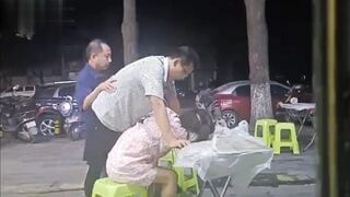 热心市民偷拍湖北街头捡尸事件大爷和中年眼镜男路边大排档捡尸醉酒女咸猪手摸逼揉胸