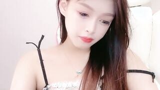 烈焰红唇美女小姐姐！性感吊带睡衣！炮友激情操逼，掏屌洞口磨蹭，站立抗腿抽插，后入撞击爽翻