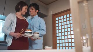 ROE-187 最愛の母と飲み交わした一夜。酒と潮吹きに溺れて大人になった僕。 友田真希