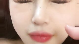爱吃精液的小少妇，颜值不错全程露脸激情多P，伺候小哥们的大鸡巴，深喉草嘴朝脸撸，激情上位奶子乱飞好骚